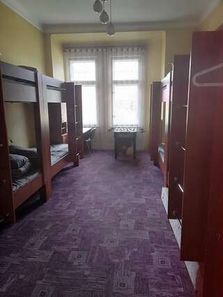 Хостелы Kava Hostel Львов Кровать в общем 8-местном номере для мужчин и женщин-6