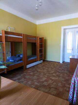 Хостелы Kava Hostel Львов Четырехместный номер-5